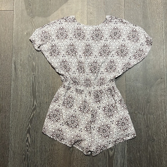 Honey Punch Tie-Front Romper. Size Medium - Picture 2 of 8